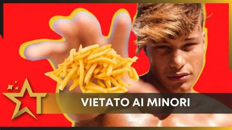 Denis Dosio si infila delle patatine fritte tra le natiche: il video di ...